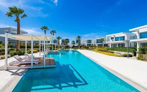 A photo of the Coral Seas Villas on a sunny day, featuring the swimming pool.